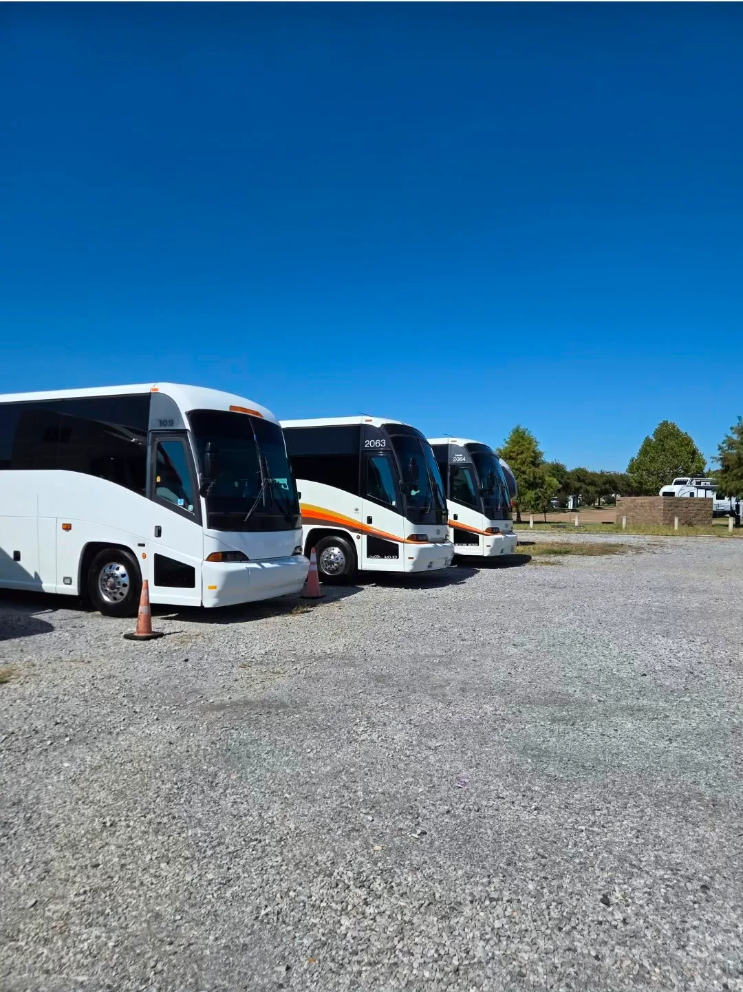 2008 MCI J4500 photo 2