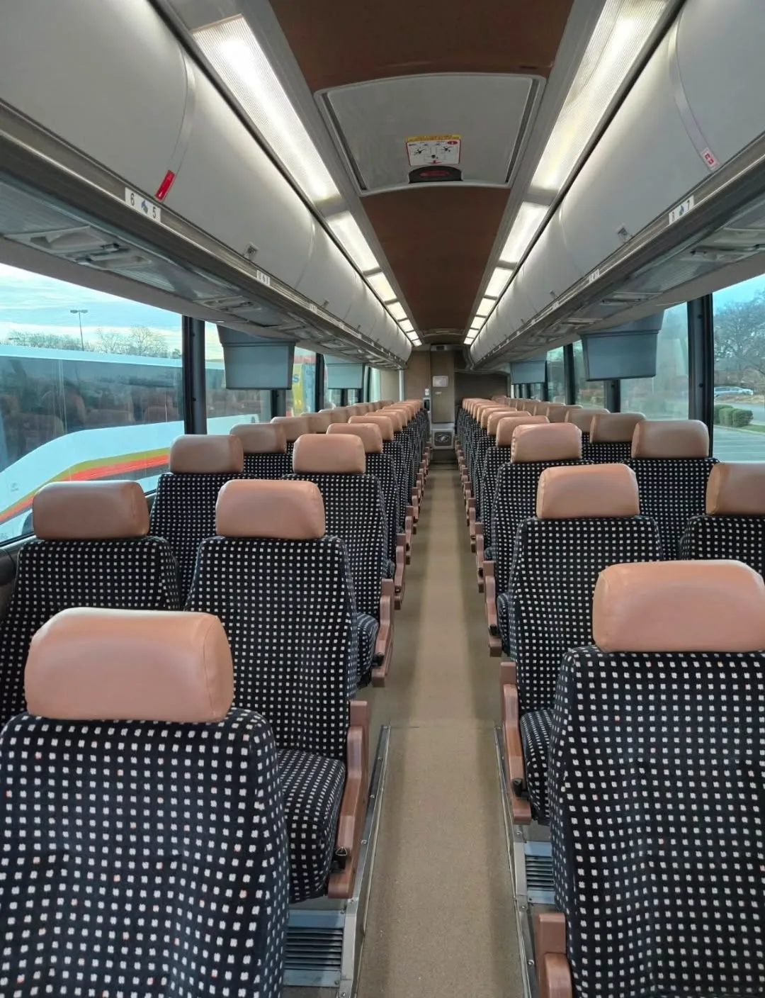 2008 MCI J4500 photo 3