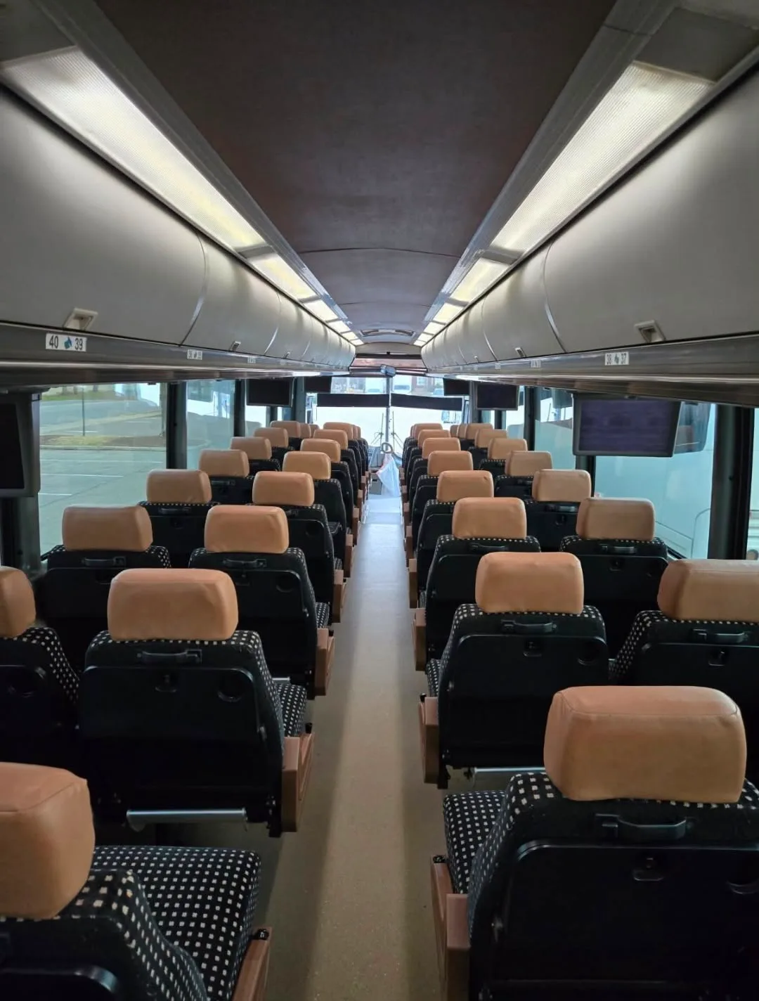 2008 MCI J4500 photo 4